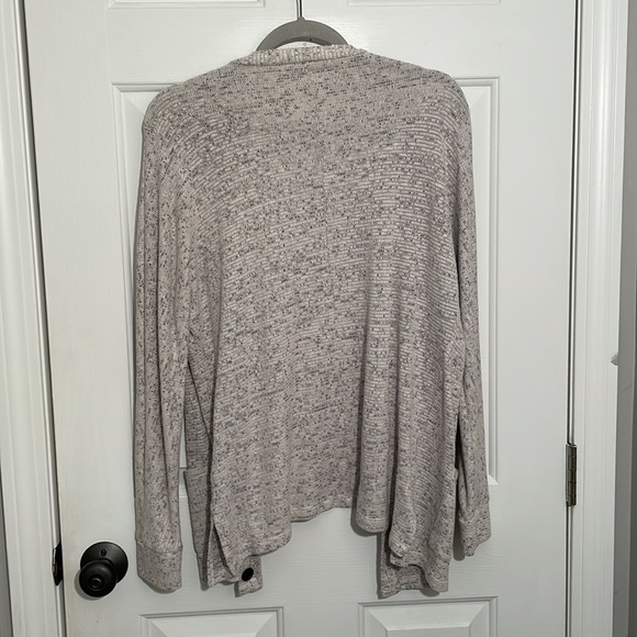 American Eagle Heathered Gray Button Cardigan - Picture 4 of 5